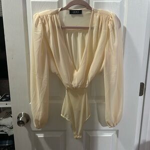 Dressy top with side opened from Akira